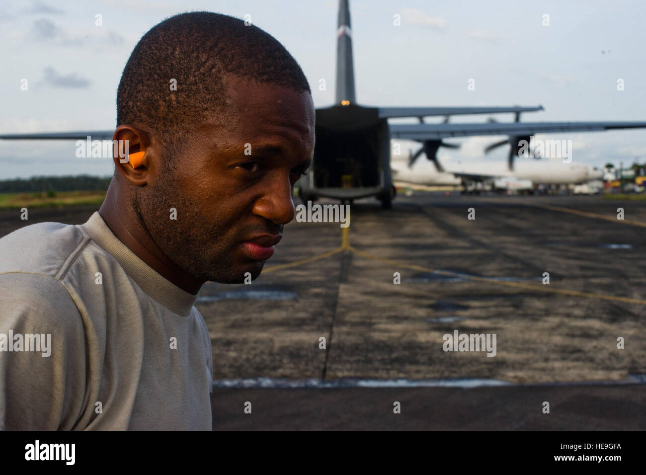 U.S. Air Force aviateur Senior Kavion Bryan, à partir de l'ouverture d'Force-Port affecté à la 621e Escadre le Plan d'intervention stationnés à Joint Base McGuire-Dix-Lakehurst, N.J., marche par l'arrière d'un U.S. Air Force C-130 Hercules après le déchargement des marchandises d'elle à l'Aéroport International Roberts, République du Libéria, au cours de l'opération United Assistance, 9 novembre 2014. La FOI-PO a établi un centre de distribution de marchandises pour aider à réduire l'augmentation de la circulation de l'air et le fret au cours de Suo, une opération du Ministère de la Défense au Libéria pour fournir la logistique, de la formation et du soutien technique à Banque D'Images