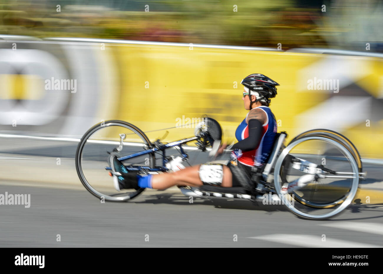 160509-F-WU507-003 : Air Force Staff Sgt. Sebastiana Lopez-Arellano, Team U.S.A., pédales à travers un coin pendant la finale au vélo 2016 Invictus Jeux à la ESPN Wide World of Sports à Walt Disney World, Orlando, Floride, le 9 mai 2016. Les 2016 Jeux Invictus a officiellement lancé avec la cérémonie le 8 mai, et 15 pays seront en compétition au 12 mai dans plusieurs événements sportif adapté. Le conseiller-maître Sgt. Kevin Wallace/) Banque D'Images