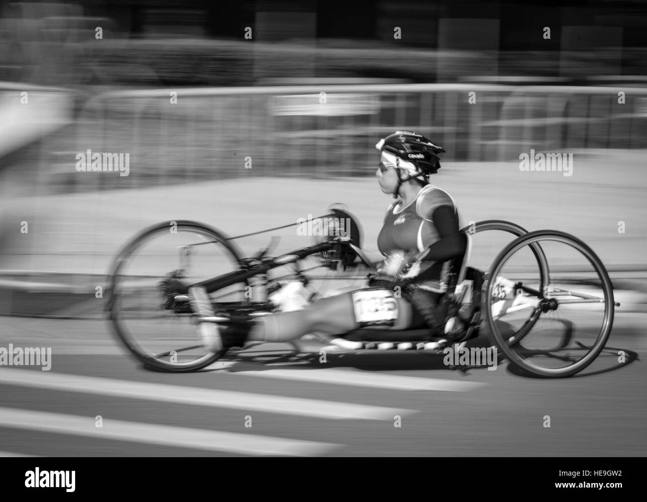 160509-F-WU507-027 : Air Force Staff Sgt. Sebastiana Lopez-Arellano, Team U.S.A., pédales à travers un coin pendant la finale au vélo 2016 Invictus Jeux à la ESPN Wide World of Sports à Walt Disney World, Orlando, Floride, le 9 mai 2016. Les 2016 Jeux Invictus a officiellement lancé avec la cérémonie le 8 mai, et 15 pays seront en compétition au 12 mai dans plusieurs événements sportif adapté. Le conseiller-maître Sgt. Kevin Wallace/) Banque D'Images
