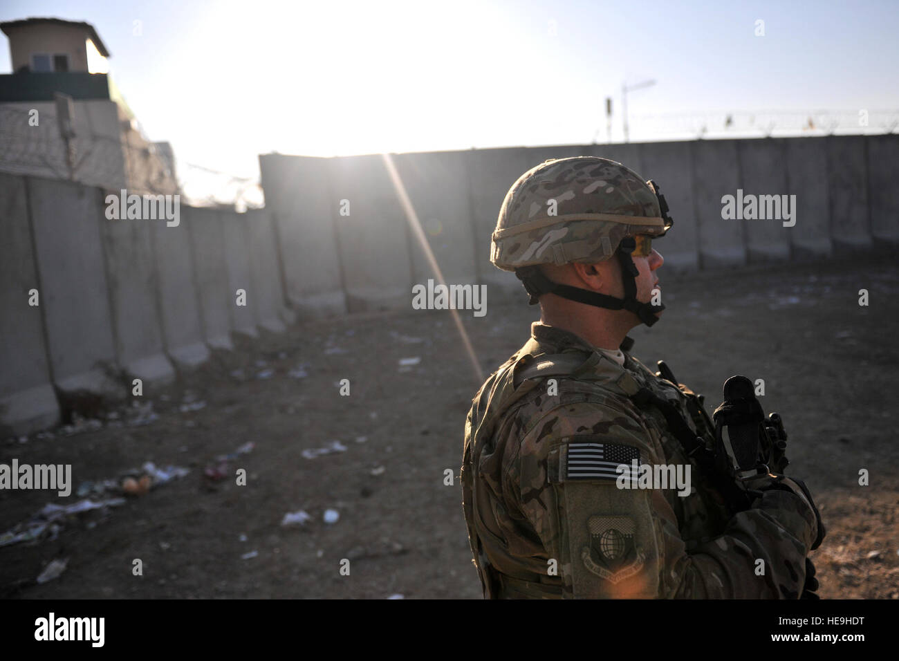 Le sergent-chef. Thomas San Carlos, 455 e Expeditionary Forces de sécurité secteur bravo Groupe surintendant, patrouille la zone en dehors de l'un des points de contrôle d'entrée à l'aérodrome de Bagram, en Afghanistan, le 2 décembre 2012. L'EFSG 455 équipes ont autour du périmètre de la base de patrouille à la recherche d'activités suspectes alors que beaucoup d'afghans locaux par le biais de processus pour recevoir des soins médicaux de base. Chris Willis) Senior Airman Banque D'Images