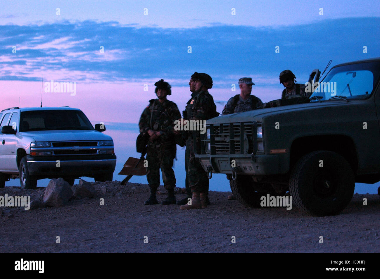 Les soldats de l'armée américaine de 252ème bataillon interarmes, North Carolina Army National Guard observer et détour d'un domaine de la frontière entre les États-Unis et le Mexique à San Luis, Arizona), le 26 juillet 2006. Les soldats travaillent actuellement avec la patrouille frontalière américaine à l'appui de l'opération Début de saut. Tech. Le Sgt. Brian E. Christiansen) (Sortie) Banque D'Images