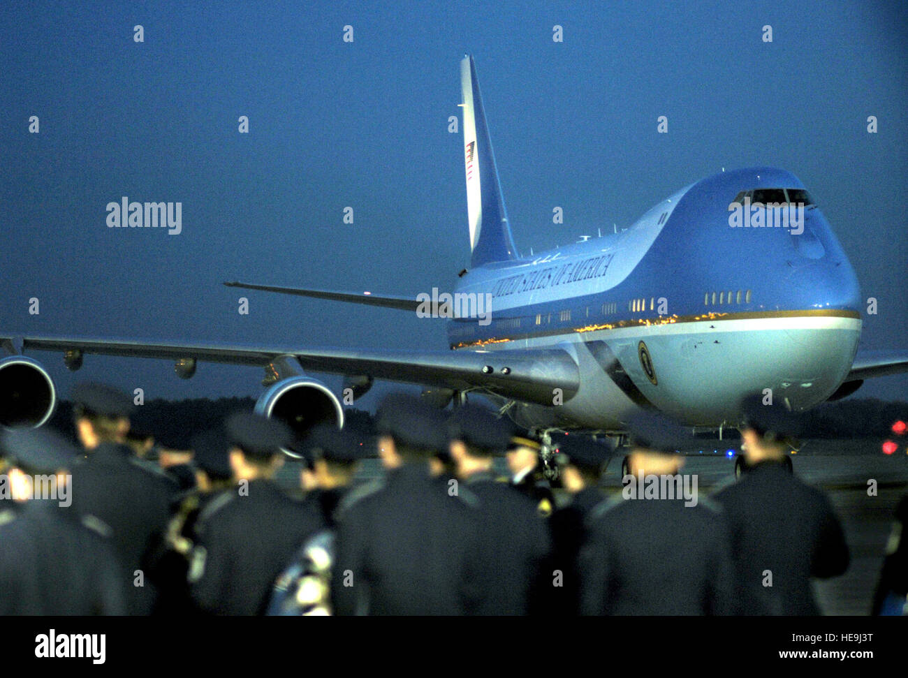 L'avion transportant le cercueil de l'ancien président Gerald R. Ford arrive sur la base aérienne d'Andrews dans le Maryland, Samedi, Décembre 30, 2006. Département de la Défense Le s.. D. Myles Cullen (publié) Banque D'Images