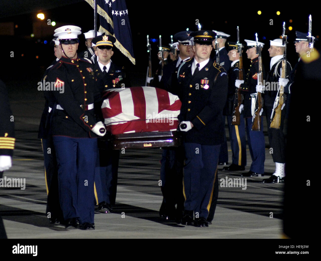 Une garde d'honneur militaire porte le cercueil de l'ancien président Gerald Ford dès l'arrivée de la base aérienne d'Andrews à Washington le 30 décembre 2006. Département de la Défense Le s.. D. Myles Cullen (publié) Banque D'Images