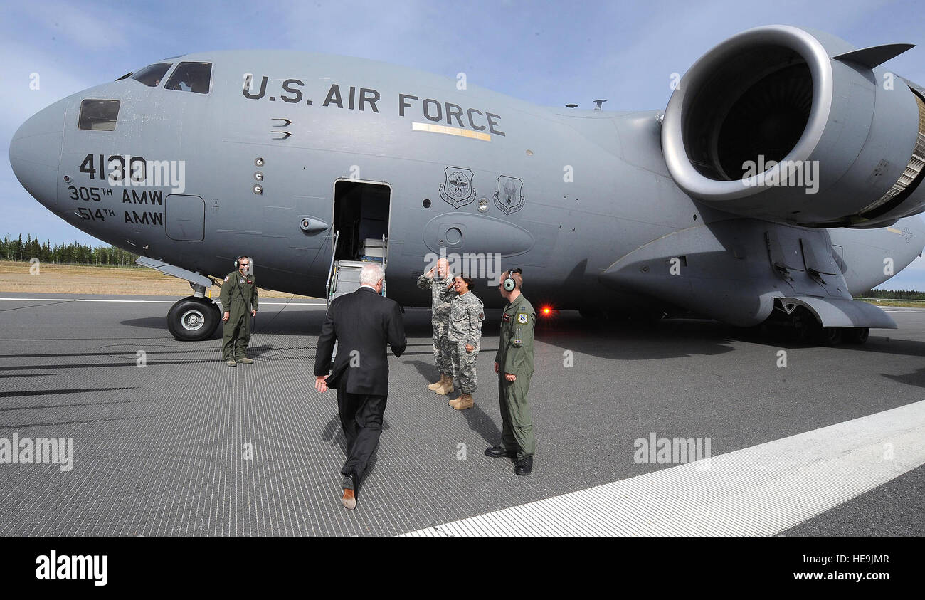 Secrétaire américain à la défense, Robert M. Gates se prépare à bord d'un C-17 Globemaster III, après avoir visité des silos à missiles intercepteurs basés au sol à Fort Greely, en Alaska, le 1er juin 2009. Le sergent-chef de l'Armée de l'air du DOD. Jerry Morrison() Banque D'Images