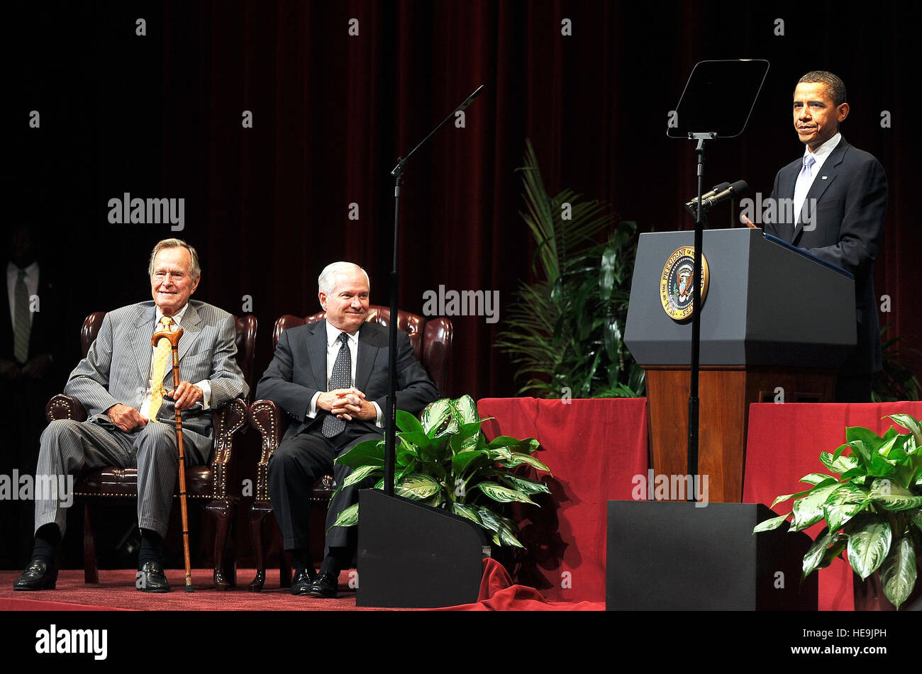 Le président Barack Obama est introduit par l'ancien président George H. W. Bush et le secrétaire à la défense, Robert M. Gates lors de la Points of Light Foundation forum tenu à la Texas A&M University, College Station, Tx., 16 octobre 2009. Le sergent-chef. Jerry Morrison() Banque D'Images