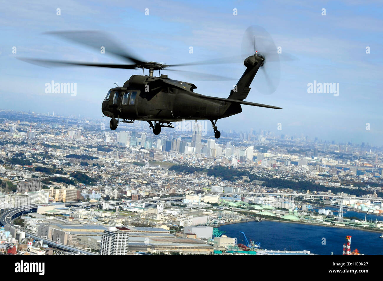 Le secrétaire à la Défense Leon E. Panetta voyages dans un HH-60 sur son chemin à Yokota Air Base après avoir visité les marins de la Marine américaine stationnée à bord du USS Blue Ridge à la base navale de Yokosuka, Japon, le 26 octobre 2011. Tech. Le Sgt. Jacob N. Bailey, U.S. Air Force) (Sortie) Banque D'Images