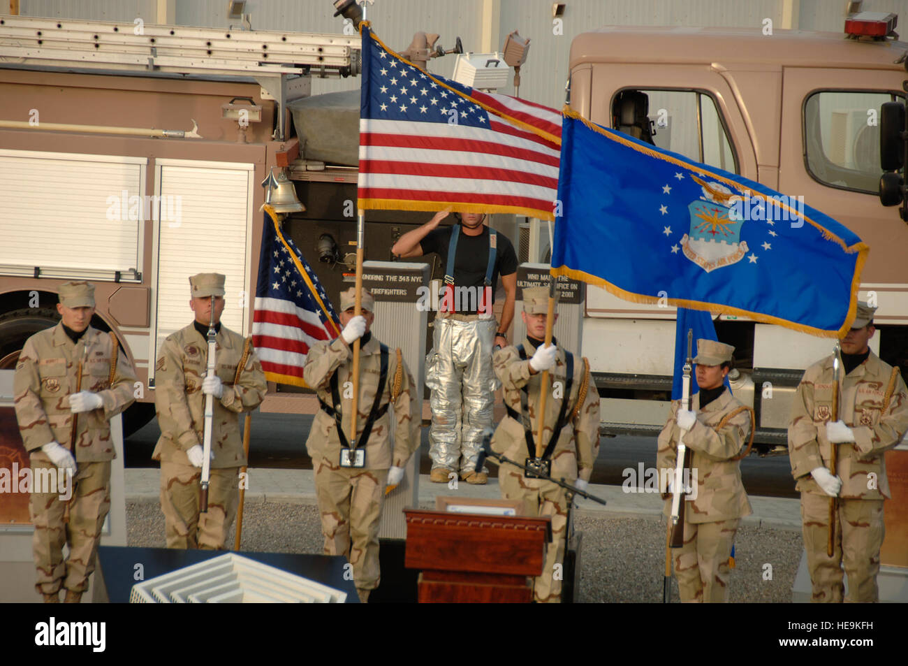 Les membres de la 380e Escadre expéditionnaire de la garde d'honneur de rendre hommage aux héros morts de Sept 11e ici. Le 380e à l'honneur les premiers intervenants en plaçant un authentique uniforme de la police de New York a fait don de Master Sgt. Rose Condello, membre de la police de New York, et un uniforme de pompiers offert par le 366e Escadron de génie civil à Mountain Home Air Force Base, Texas. Banque D'Images