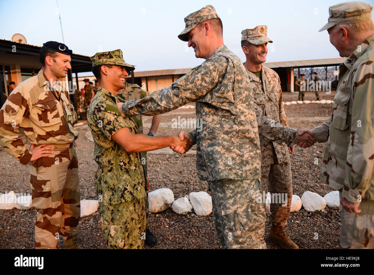 Le colonel de l'armée américaine Christopher Beckert et de la Marine Le capitaine Craig Woodside, Combined Joint Task Force-Horn de l'Afrique (CJTF-HOA) félicite le Lieutenant de la Marine américaine et les ventes de Brandon U.S. Marine Capt Shane Robinette après les deux terminé un cours de formation à la lutte contre le désert le désert français Lutte contre la formation et centre de durcissement, Djibouti, le 6 mars 2013. Le 5e Régiment de Marines français a invité les membres de CJTF-HOA à participer à la Desert Combat Cours de formation pour aider à renforcer le partenariat entre les militaires alliés. Navigant de première classe Nicholas Byers Banque D'Images