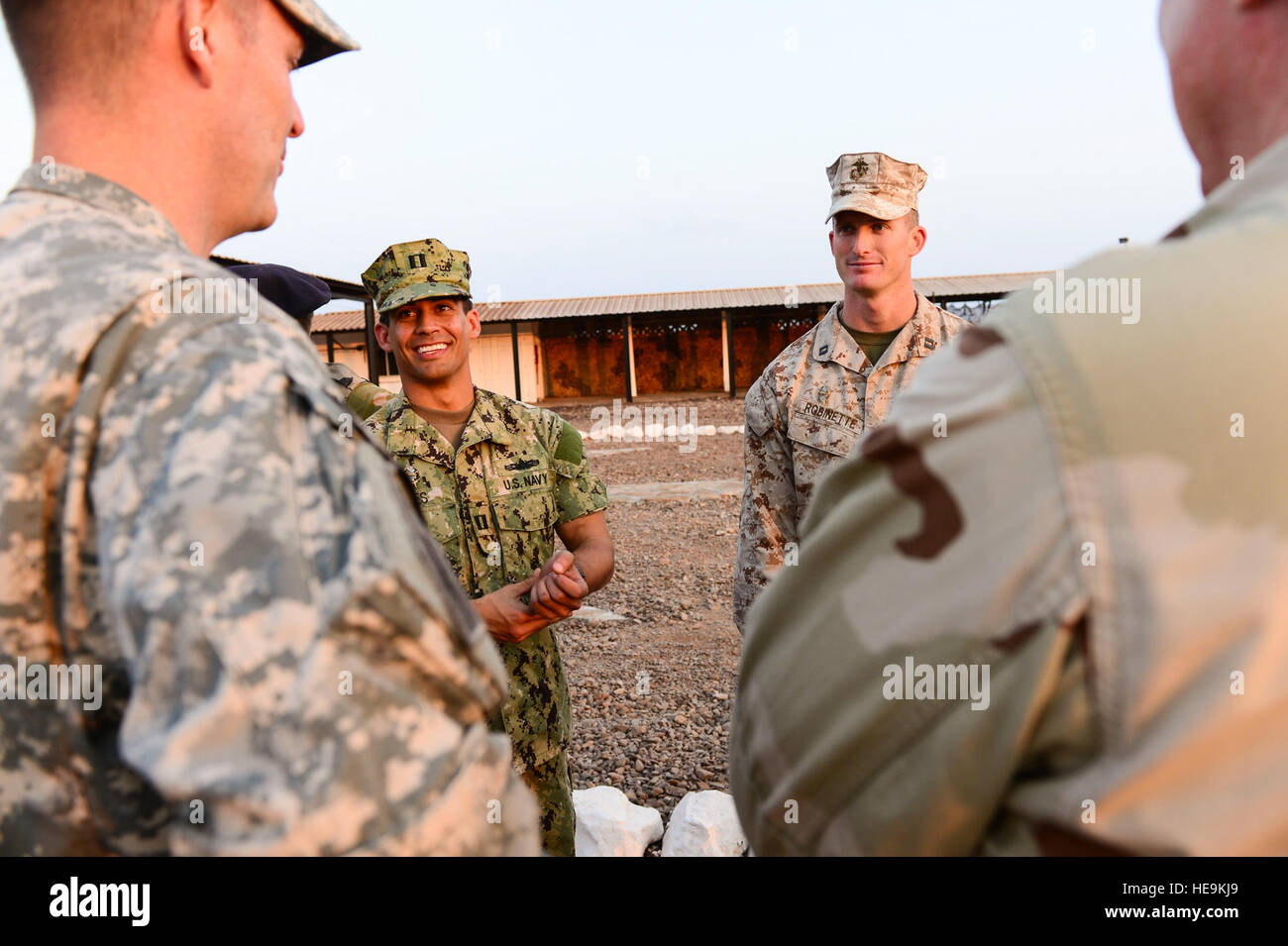Le colonel de l'armée américaine Christopher Beckert et de la Marine Le capitaine Craig Woodside, Combined Joint Task Force-Horn de l'Afrique (CJTF-HOA) félicite le Lieutenant de la Marine américaine et les ventes de Brandon U.S. Marine Capt Shane Robinette après les deux terminé un cours de formation à la lutte contre le désert le désert français Lutte contre la formation et centre de durcissement, Djibouti, le 6 mars 2013. Le 5e Régiment de Marines français a invité les membres de CJTF-HOA à participer à la Desert Combat Cours de formation pour aider à renforcer le partenariat entre les militaires alliés. Navigant de première classe Nicholas Byers Banque D'Images
