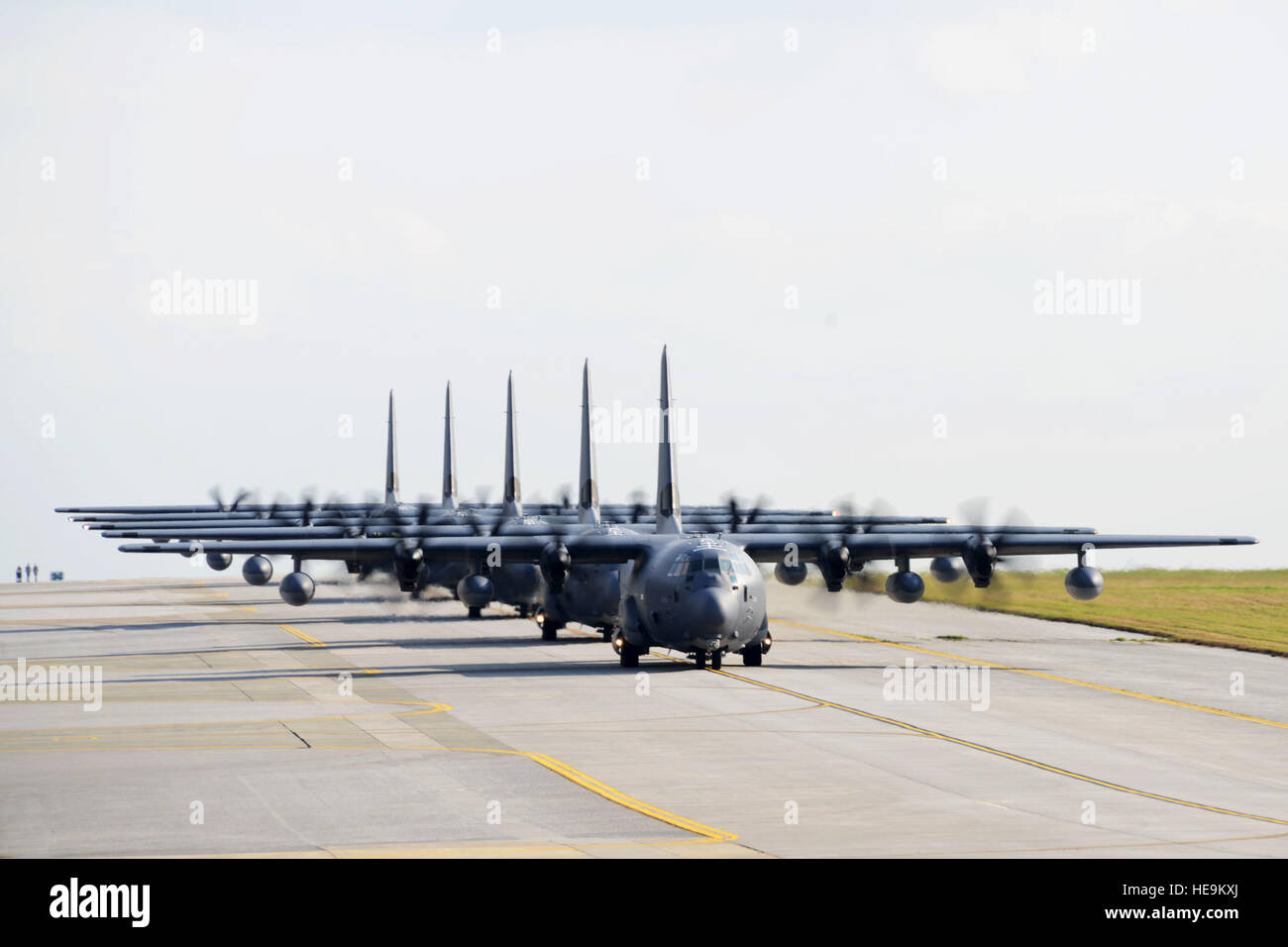 U.S. Air Force MC-130J IIs commande affectée à la 17e Escadron d'opérations spéciales du taxi sur la piste le 17 février 2016, à Kadena Air Base, au Japon. La 17e SOS a mené un exercice d'entraînement à l'échelle de l'unité qui a chargé l'ensemble de l'escadron par une réaction rapide, plein-force sortie impliquant un navire de cinq gouttes de fret, vol en formation, atterrissages et décollages sur piste courte, et l'hélicoptère de ravitaillement. Le sergent-chef. Kristine Dreyer, SOG 353 PA Banque D'Images