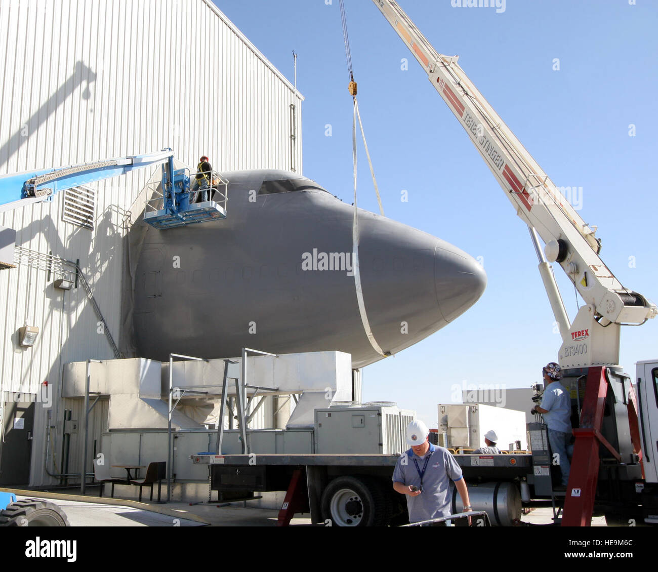 Démanteler les entrepreneurs le Boeing 747 fuselage partie du laboratoire de l'intégration du système Birk Flight Test Center ici. La SIL sera converti en une zone de rassemblement et de matériel pour le climat du laser aéroporté et à la température des composants sensibles. Kellie Masters) Banque D'Images