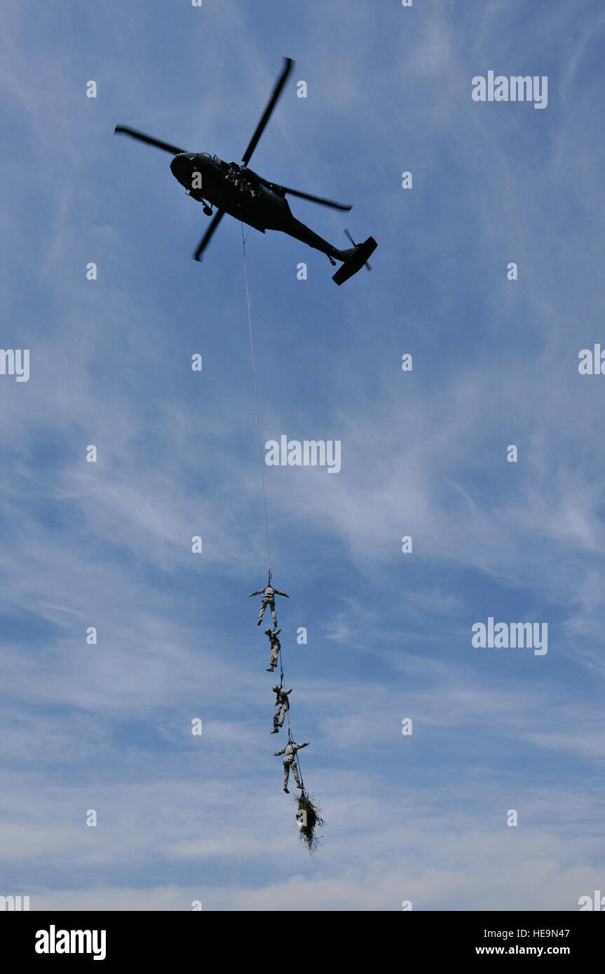 Aviateurs affectés à l'Air National Guard's 181e Escadre de renseignement effectuer une patrouille spéciale de formation du système d'exfiltration d'Infiltration sur un UH60 Blackhawk 15 mai 2013, au Camp Atterbury à Édimbourg, dans l'Indiana. Les membres du 181e Escadron des Forces de sécurité ont participé à un événement de formation d'application de la loi faisant appel à promouvoir une meilleure communication entre les organismes et pour des ensembles de compétences supplémentaires directement liés à l'Air National Guard's missions de sécurité intérieure et les opérations nationales. (U.S. Air National Guard photo/capitaine principal Sgt. John S. Chapman) Banque D'Images