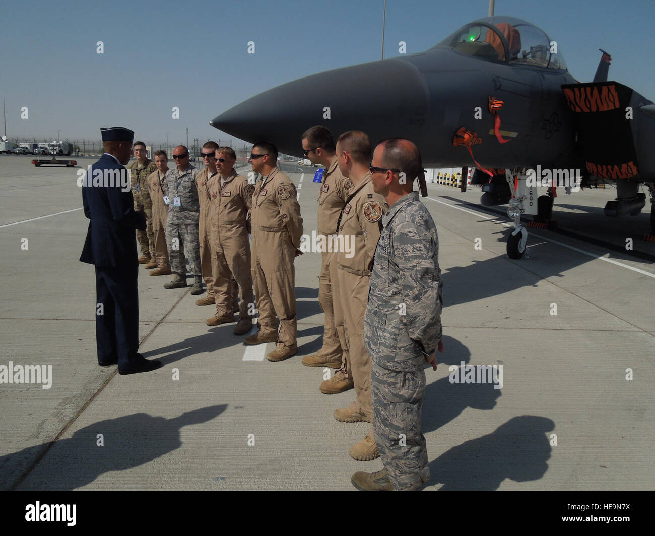 Le lieutenant-général Charles C.Brown Jr., commandant de l'US Air Forces Central Command, accueille les membres de la 380e escadre expéditionnaire aérienne devant leur F-15E Strike Eagle au cours de la 2015 Salon aéronautique de Dubaï, Emirats Arabes Unis, 8 novembre 2015. Le salon est considéré comme le premier aviation et l'événement de l'industrie de l'air dans la région du Moyen-Orient. Tech. Le Sgt. Joshua Strang) Banque D'Images