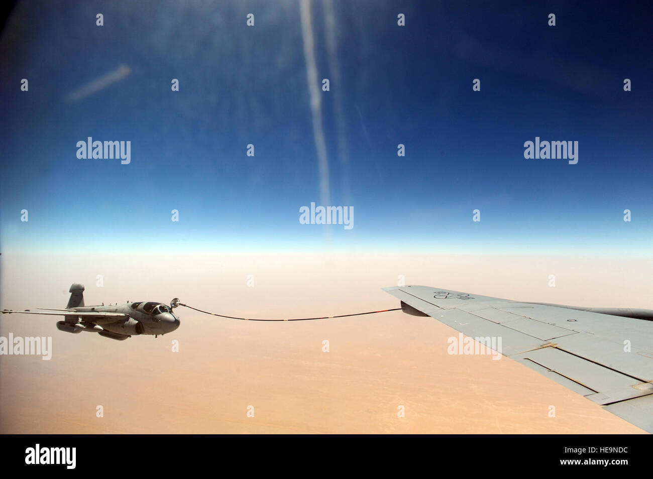 Une Marine EA-6B Prowler liens jusqu'à être ravitaillé par un KC-135 Stratotanker, le 8 mai, 2011, au-dessus de l'Afghanistan. Le sergent-chef. William Greer) Banque D'Images
