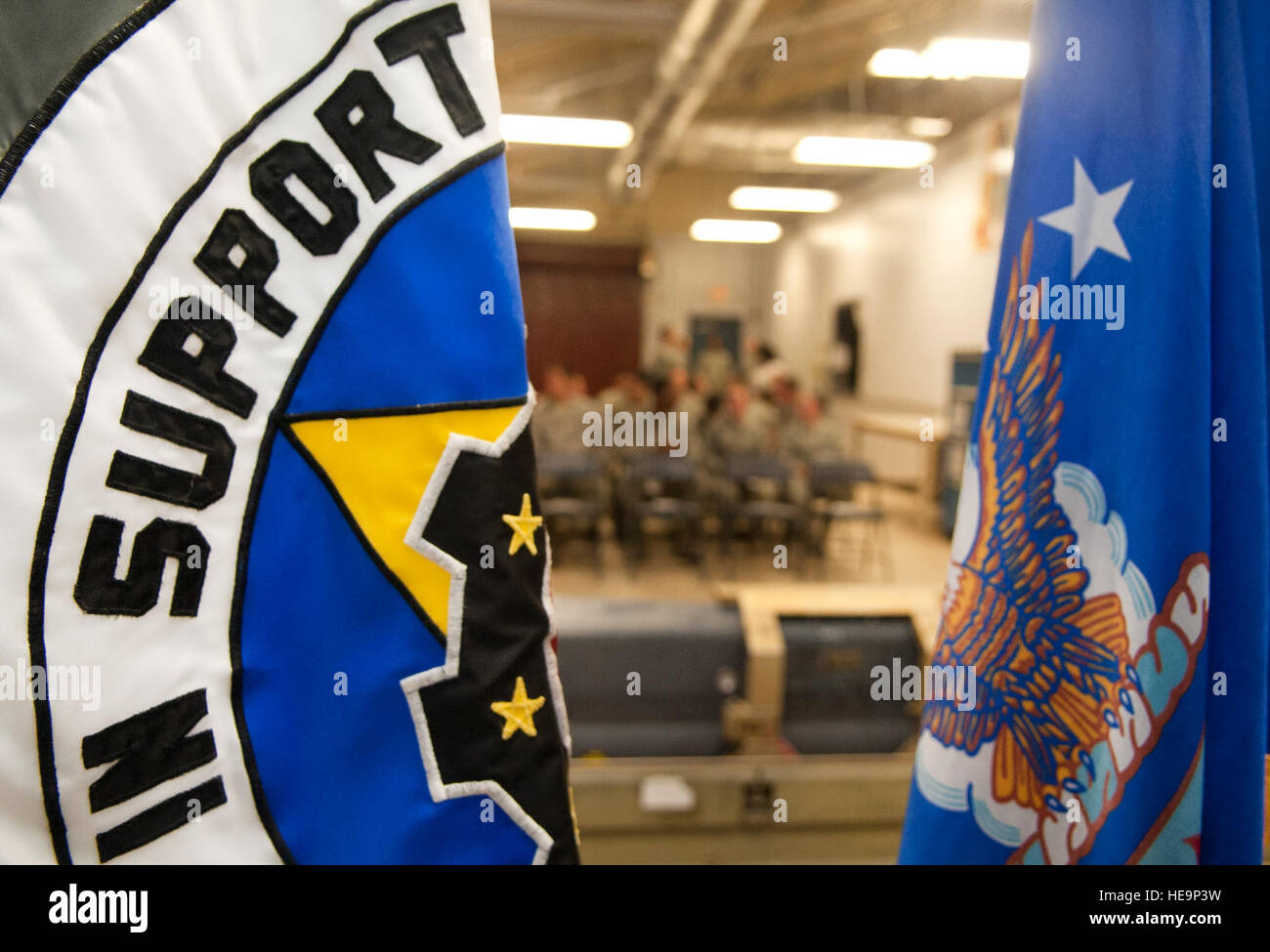 Attendre le début d'aviateurs le 4e Escadron de maintenance des composants de réparation centralisé capteurs cérémonie de désactivation, le 8 mai 2015, à Seymour Johnson Air Force Base, N.C. Le Trésor a été créé il y a plus de 10 ans, et a assuré à la fois la navigation et le ciblage reliés Système infrarouge de nuit et "Sniper" ciblant les modules pour les huit dernières années. Airman Senior Ashley J. Thum) Banque D'Images