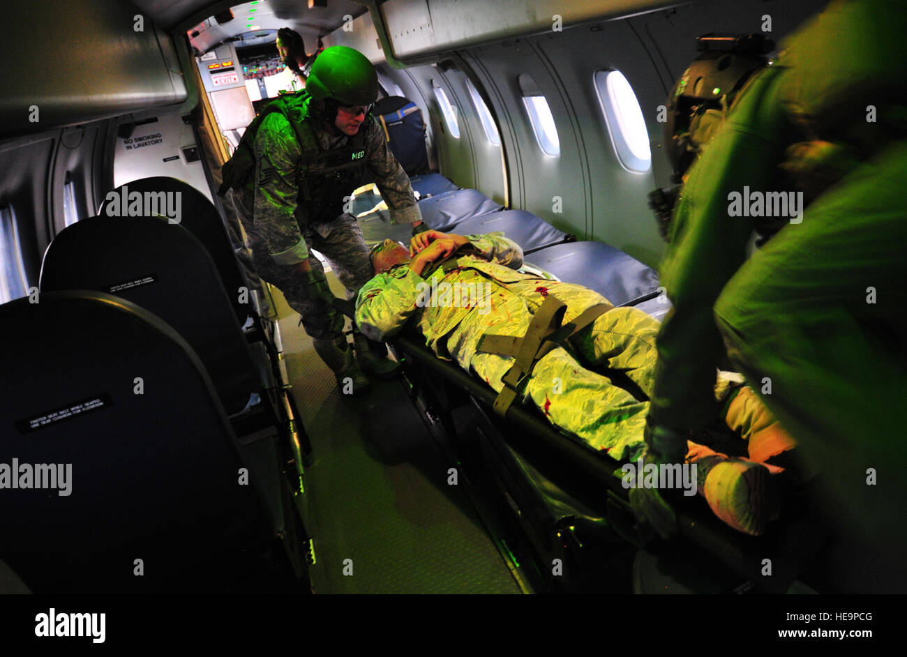 U.S. Air Force devoir indépendant de techniciens médicaux à partir d'un escadron de soutien des opérations spéciales soulever un patient simulé sur un C-146un avion Dornier au cours d'un scénario d'évacuation des blessés au cours d'Emerald Warrior 2013 à Hurlburt Field, en Floride, le 24 avril.Le but premier d'Emerald Warrior est d'exercer des opérations spéciales composants dans les zones urbaines et les paramètres de la guerre irrégulière pour appuyer les commandants de combat. Emerald Warrior met à profit les leçons de l'opération Iraqi Freedom, l'opération Liberté immuable et d'autres leçons historiques pour mieux formés et prêts pour les commandants de combat des forces canadiennes. Sta Banque D'Images