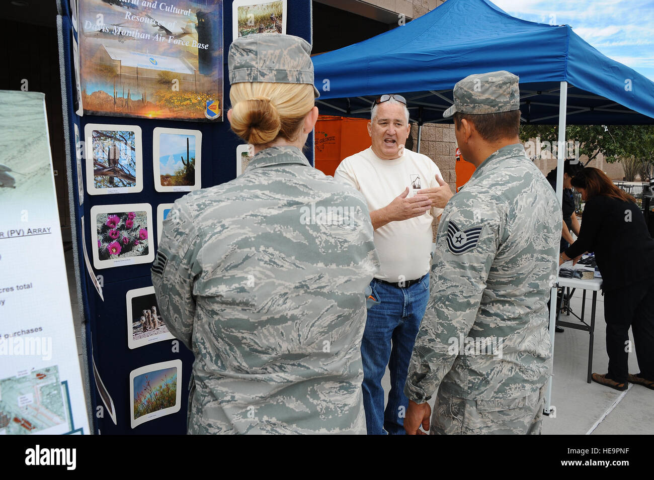 Kevin Wakefield, 355e Escadron de génie civil des ressources naturelles et culturelles de base manager, raconte U.S. Air Force Tech. Le Sgt. Eric Godinez, 563rd Squadron de soutien des opérations de sauvetage à bord d'un aéronef en vol, de technicien d'équipement et de technologie. Le Sgt. Devon Godinez, 372e Escadron d'entraînement, 11 sous-officier responsable du détachement de l'élément formateur, sur les animaux sauvages qui vivent sur la base aérienne Davis-Monthan Air Force Base, en Arizona, au cours de l'échange de base Journée de l'Énergie le 28 octobre 2015. Wakefield, ainsi que des représentants de Tucson, Tucson Electric Power propre et belle et d'autres D-M AFB, membres de l'équipe de l'énergie informés désert Li Banque D'Images