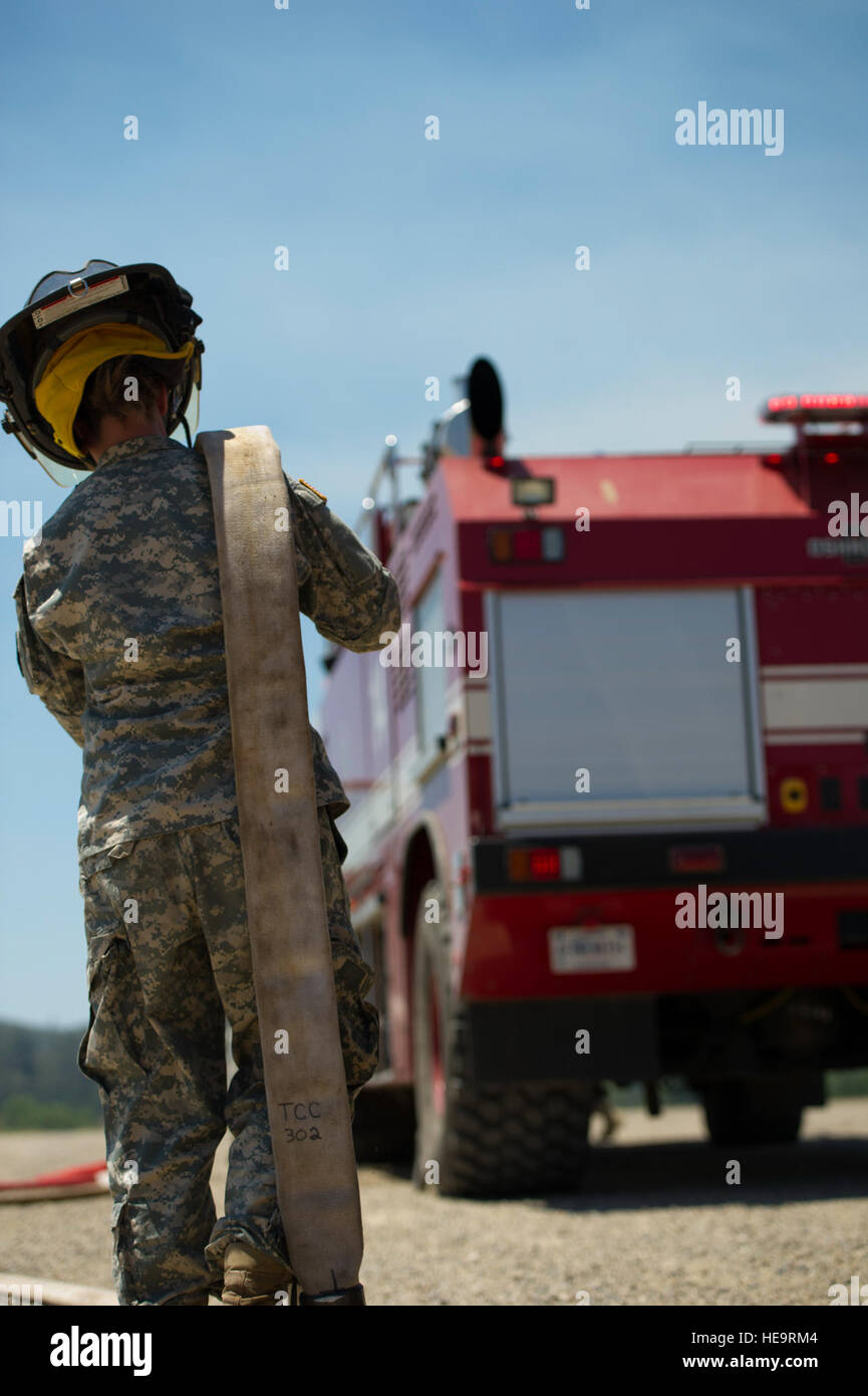 L'Armée américaine les pompiers affectés à la 306 détachement du génie, Yakima Training Centre, Joint Base Lewis-McChord, dans l'État de Washington et l'Armée de l'air les pompiers affectés au 624th squadron, Ingénieur Civil, Hawaii, Hickam conduite service commun de la formation d'extinction des incendies pendant l'exercice 2012 GLOBAL MEDIC, Fort Hunter Liggett, Californie, le 14 juin 2012. Exercice GLOBAL MEDIC est un exercice de formation conjointe sur le terrain pour le théâtre et la masse des systèmes d'évacuation aéromédicale composants médicaux conçus pour reproduire tous les aspects de la lutte contre le service médical de soutien. Le sergent-chef. Michele A. Desrochers Banque D'Images