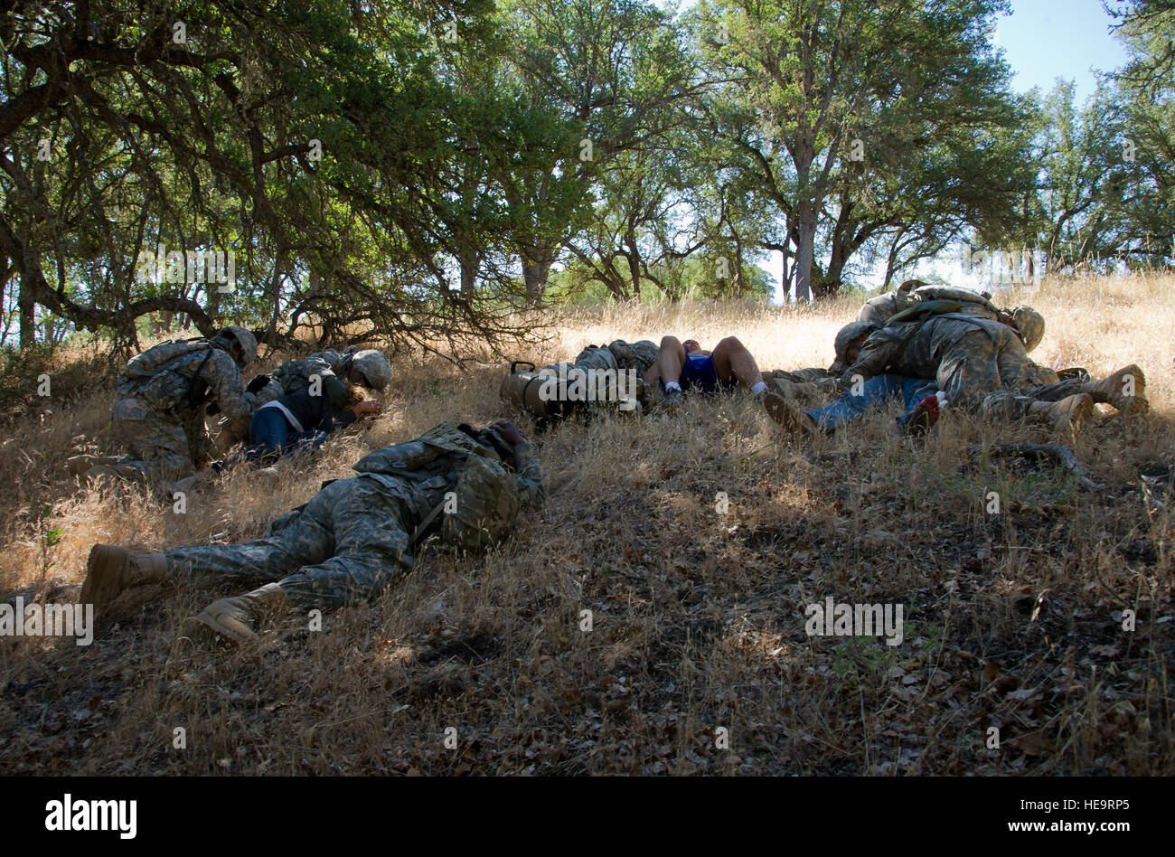 Les soldats de l'Armée américaine affecté à divers pays de l'Hôpital de Soutien au Combat (Espèces) les unités, utilisez leurs corps à un grand nombre de blessés de la protection physique de personnels entrants basés sur des scénarios de mortier sur la base d'opération avancée - phacochère, ce qui permet au personnel médical de la réserve de l'Armée de pratiquer des techniques de soutien de la vie de combat pendant l'exercice 2012 GLOBAL MEDIC, Ft. Hunter Liggett, Californie, le 19 juin 2012. Exercice GLOBAL MEDIC est un exercice annuel de formation conjointe sur le terrain pour le théâtre et la masse des systèmes d'évacuation aéromédicale composants médicaux conçus pour reproduire tous les aspects de la médecine de combat s Banque D'Images