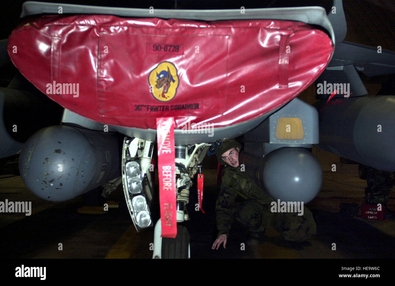 Les cadres supérieurs de l'US Air Force Airman Cameron Linegar, 36e Escadron de chasse, vérifie le train d'atterrissage d'un avion F-16 Fighting Falcon lors de vérifications avant vol pendant l'inspection à l'état de préparation opérationnelle de base aérienne Osan, République de Corée. Banque D'Images
