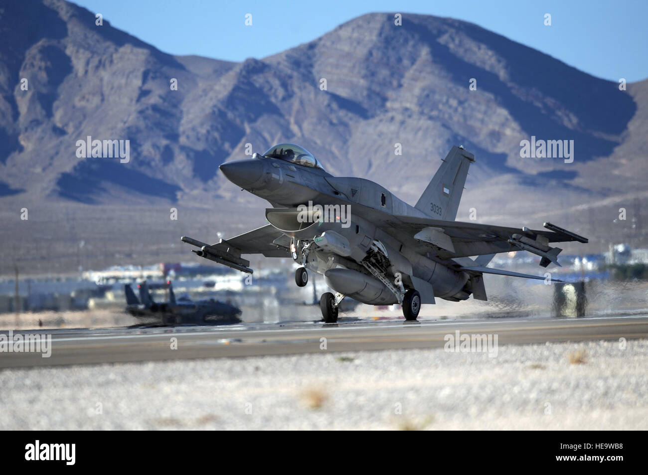 La NELLIS AIR FORCE BASE NEV.,-- Un F-16E à partir de la base aérienne d'Al  Dhafra, aux Émirats Arabes Unis atterrit en toute sécurité sur la piste de  Nellis après avoir réalisé