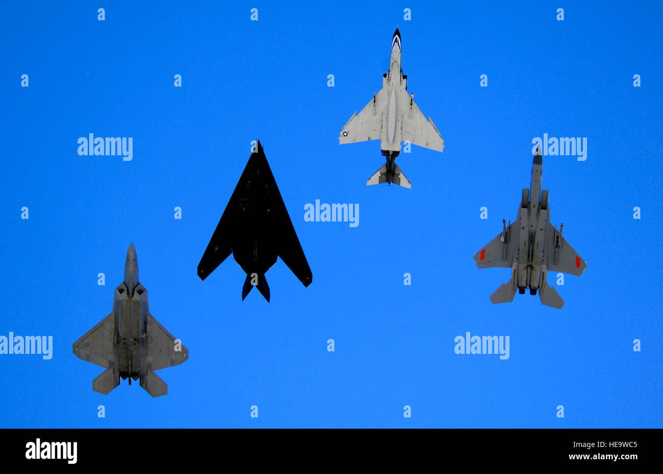 Un F-22 Raptor, un F-117 Nighthawk, un F-4 Phantom et un F-15 Eagle fly sur  la base aérienne de Holloman, N.M. 27 octobre au cours de la base aérienne  de Holloman et