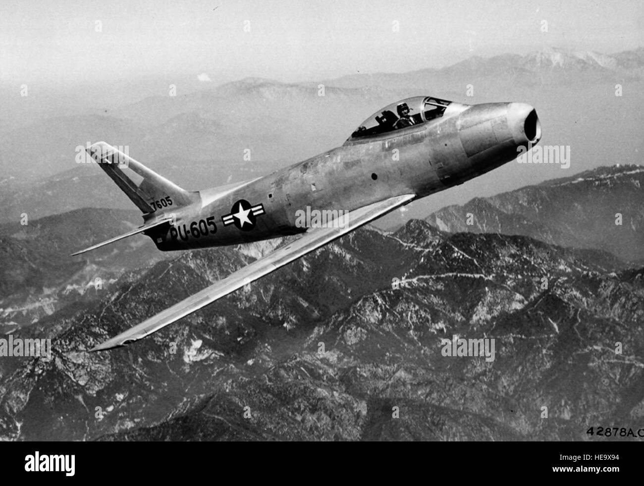 North American F-86A en vol, 1951. Il a été expédié au Japon en décembre 1950 avec la 4ème Fighter Interceptor Wing, l'un des premiers de l'Armée de l'air du sabre par unités , et piloté en Corée. La plupart de ses missions de combat contre les Mig-15s ont été pilotés à partir de la Base Aérienne de Kimpo, près de Séoul. Banque D'Images North American F-86A en vol, 1951. Il a été expédié au Japon en décembre 1950 avec la 4ème Fighter Interceptor Wing, l'un des premiers de l'Armée de l'air du sabre par unités , et piloté en Corée. La plupart de ses missions de combat contre les Mig-15s ont été pilotés à partir de la Base Aérienne de Kimpo, près de Séoul. Banque D'Images