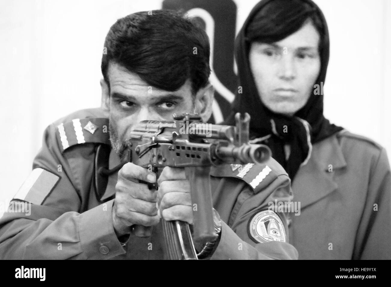 100710-F-1020B-010 BW Kaboul - un instructeur de la Police nationale afghane montre une femme comment recruter pour viser les AMD-65, une version hongroise de l'AK-47, pendant une période de huit semaines de cours de formation de base à au Centre de formation à Kaboul. Le président afghan Hamid Karzai a demandé 5 000 autres femmes soit ajouté à l'ANP en 2014 ; elles sont nécessaires pour respecter les normes culturelles tout en assurant la sécurité. Le s.. Sarah Brown/) Banque D'Images