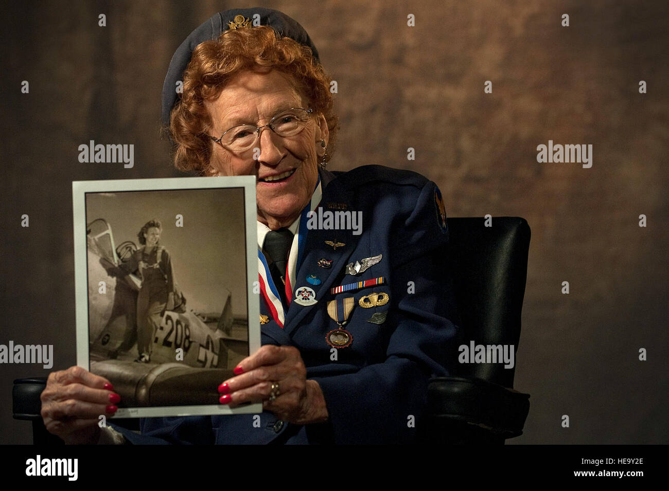 Un Strohfus Betty Wall, les femmes de la DEUXIÈME GUERRE MONDIALE, pilote de la Force aérienne est titulaire d'une photo d'elle-même lorsqu'elle était un WASP, pilote, septembre 27,2012 à Nellis Air Force Base, Nevada Strohfus fut stationné à Las Vegas Army Air Field à partir de 1943-1944, et a été l'un des 1 074 femmes qui sont devenus les pilotes certifiés WASP DURANT LA DEUXIÈME GUERRE MONDIALE. Las Vegas Army Air Field plus tard a été désigné comme Nellis AFB. Les femmes pilotes du WASP de libérer les grands pilotes de combat services et fonctions au cours de l'ÈRE DE LA DEUXIÈME GUERRE MONDIALE. Le s.. Christopher Hubenthal) Banque D'Images