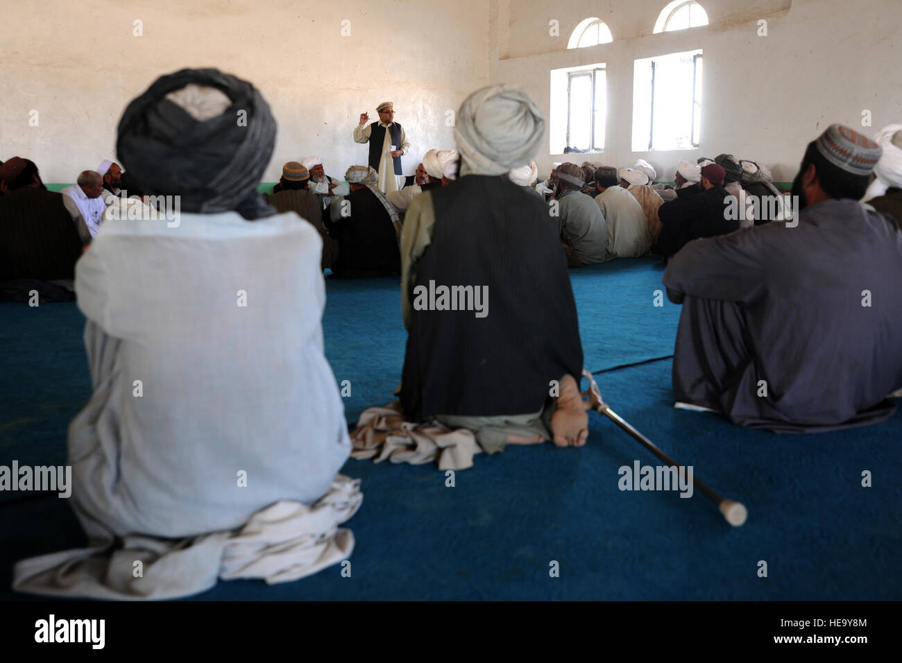 Pour la première fois depuis que les talibans ont été chassés du village de Shewan, Afghanistan, le gouverneur de la province de Farah, Rahool Amin, a rencontré les aînés de la Shura, village, dans leur mosquée locale pour discuter de la reconstruction de Shewan, 22 octobre 2009, l'Afghanistan, Shewan. Il y a à peine trois semaines, les talibans ont été effacés du village par les membres de la Marine Special Operations Command (MARSOC) et l'Armée nationale afghane (ANA) au cours d'une mission appelée opération Red Thunder, qui a commencé le 26 septembre 2009 et a pris fin le 1er octobre 2009. L'Équipe de reconstruction provinciale de Farah, la 82nd Airborne Banque D'Images