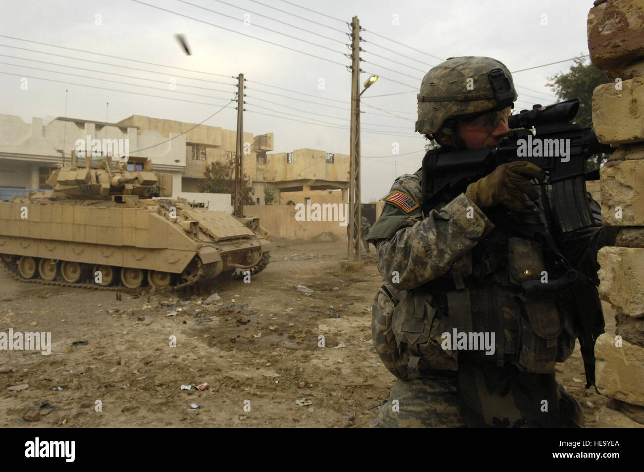 La CPS. William McGrath, La Compagnie Bravo du 12ème régiment d'infanterie, 1re Division de cavalerie, engage l'ennemi après sous le feu à Buhriz, l'Iraq, le 15 février. Le s.. Stacy L. Pearsall) Banque D'Images