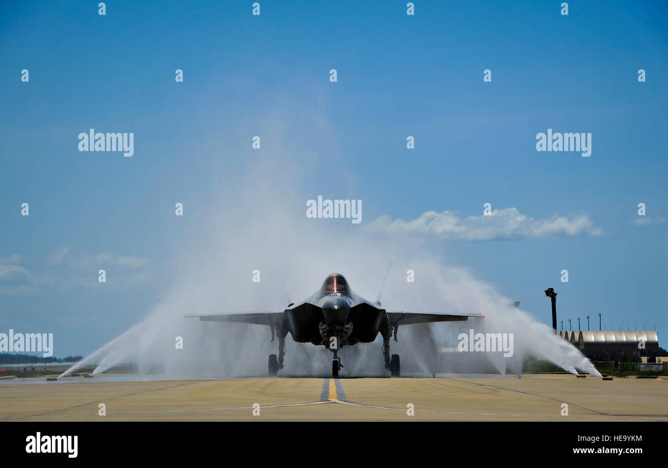 Le lieutenant-colonel Christine Mau, 33e Groupe d'opérations de commandant adjoint, navigue son F-35A à travers le "bain d'oiseaux" après son retour de son premier vol sur la base aérienne d'Eglin, en Floride, le 5 mai 2015. Mau, qui ont déjà pris l'avion F-15E Strike Eagles, a fait l'histoire comme la première femme pilote de F-35 dans le programme. Le s.. Marleah Robertson) Banque D'Images