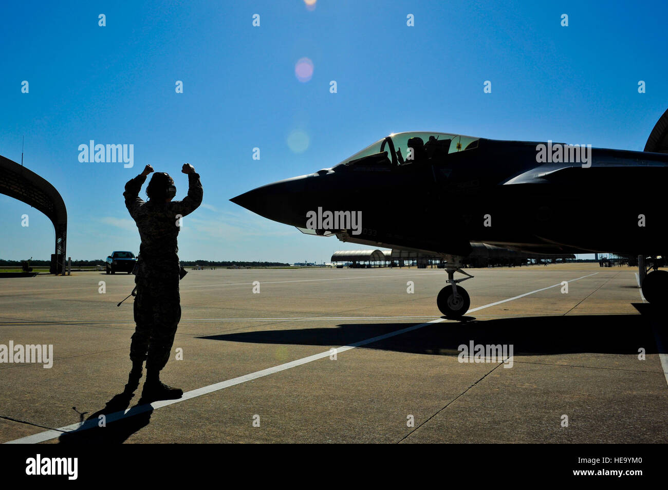 Navigant de première classe Allison Lasher, 33e Escadron de maintenance des aéronefs, chef de l'équipe de marshals Le Lieutenant-colonel Christine Mau, 33e Groupe d'opérations de commandant adjoint, alors qu'elle s'apprête à décoller pour son premier vol sur la base aérienne d'Eglin, en Floride, le 5 mai 2015. Mau, qui ont déjà pris l'avion F-15E Strike Eagles, a fait l'histoire comme la première femme pilote de F-35 dans le programme. Le s.. Marleah Robertson) Banque D'Images