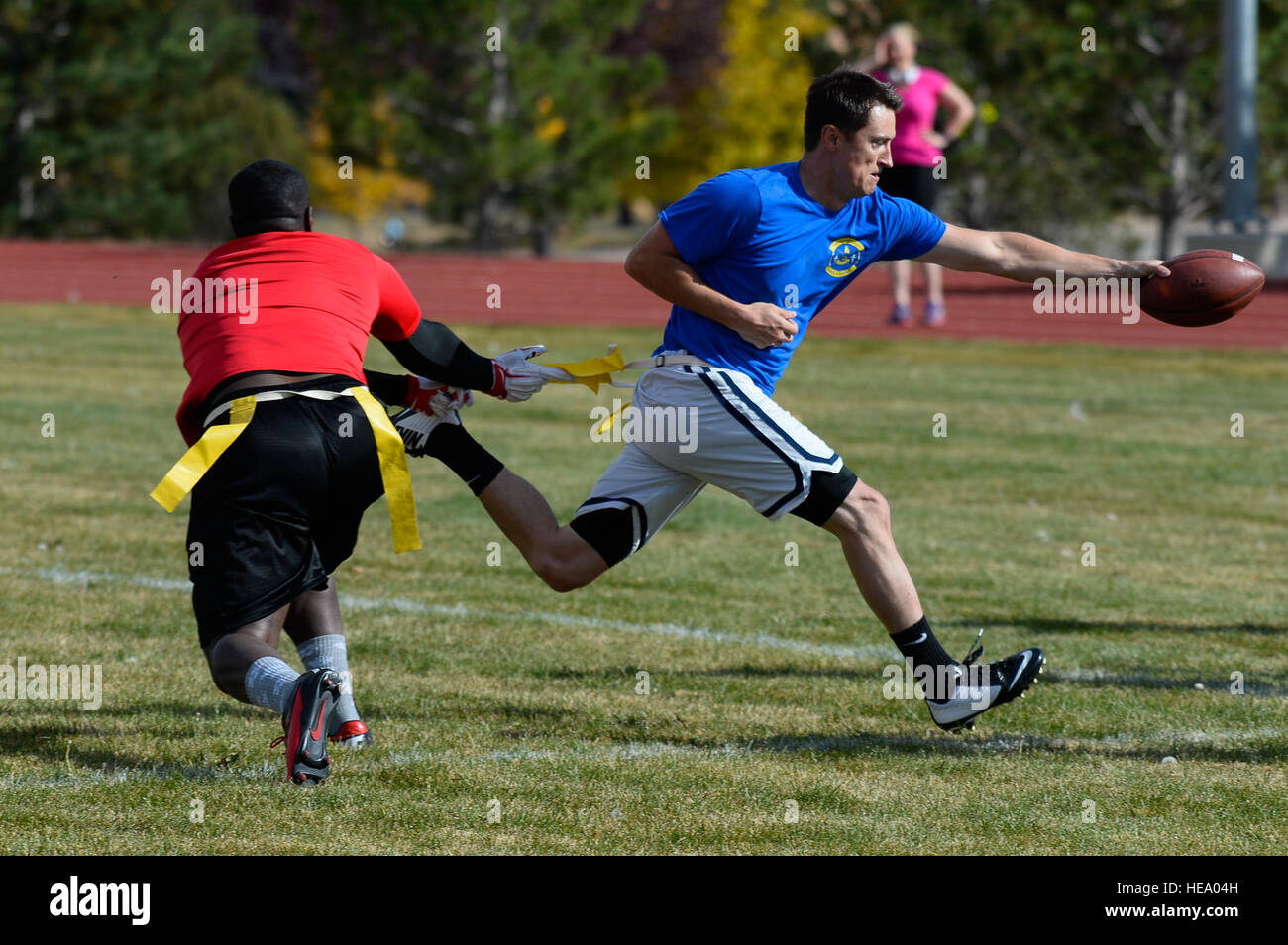 SCHRIEVER Air Force Base, Colorado -- Josh Print, 1er escadron des opérations spatiales, brouille défenseurs passé juste avant que son drapeau est extrait pendant le match de championnat de football drapeau intra-muros à Schriever Air Force Base, Colorado, le jeudi 13 octobre, 2016. Imprimer représentaient les cinq IPO 1 touchdowns, l'un se précipiter et quatre décès, à mener son équipe à une victoire 35-18 sur le 3e Escadron d'opérations. Christopher DeWitt) Christopher DeWitt) Banque D'Images