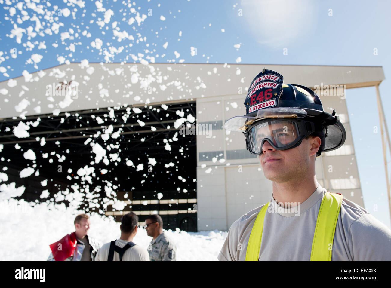 Airman Senior Allen Stoddard, 60e Escadron de génie civil, observe une petite mer de mousse ignifuge qui a été involontairement dans un hangar pour avions à TRAVIS AFB, Californie, le 24 septembre 2013. La mousse non dangereux est semblable à du savon à vaisselle, qui a éventuellement dissous dans un liquide, qui a été aidé par des vents violents. 60e Escadre de mobilité aérienne Les pompiers permettait de lutter contre la dispersion, à l'aide de ventilateurs puissants et couvrant les drains. Aucun peuple ou l'aéronef n'a été blessé dans l'incident. Ken Wright Banque D'Images