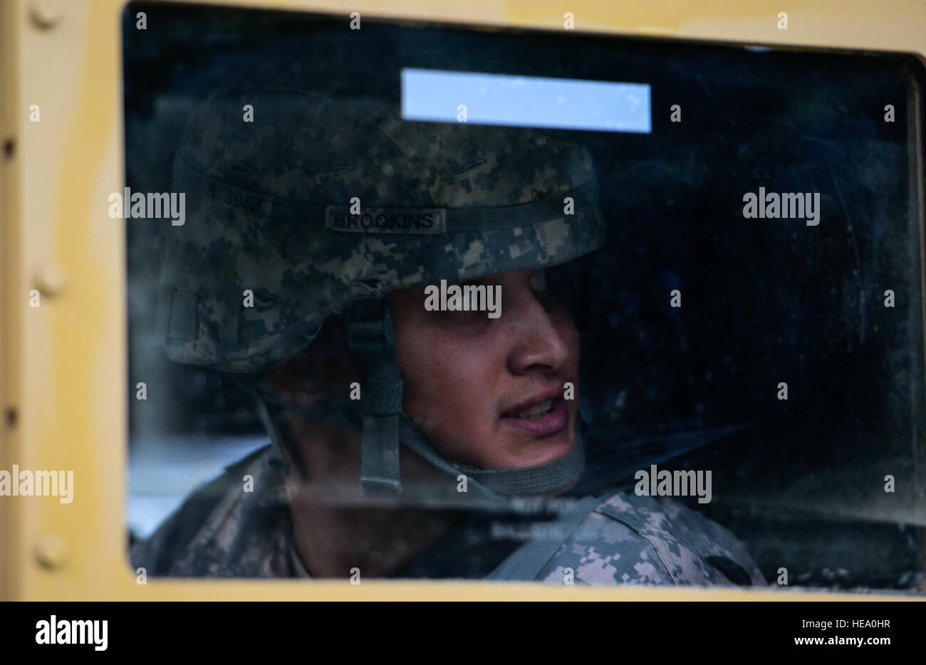 Un soldat de l'armée américaine se prépare pour la formation au retournement Humvee Fort Eustis, en Virginie, le 15 octobre 2014. L'armée américaine a été chargée de soutenir la crise et le virus Ebola répondra en fournissant de l'ingénierie, la logistique et la formation des capacités des travailleurs de la santé. Kayla Newman Senior Airman Banque D'Images