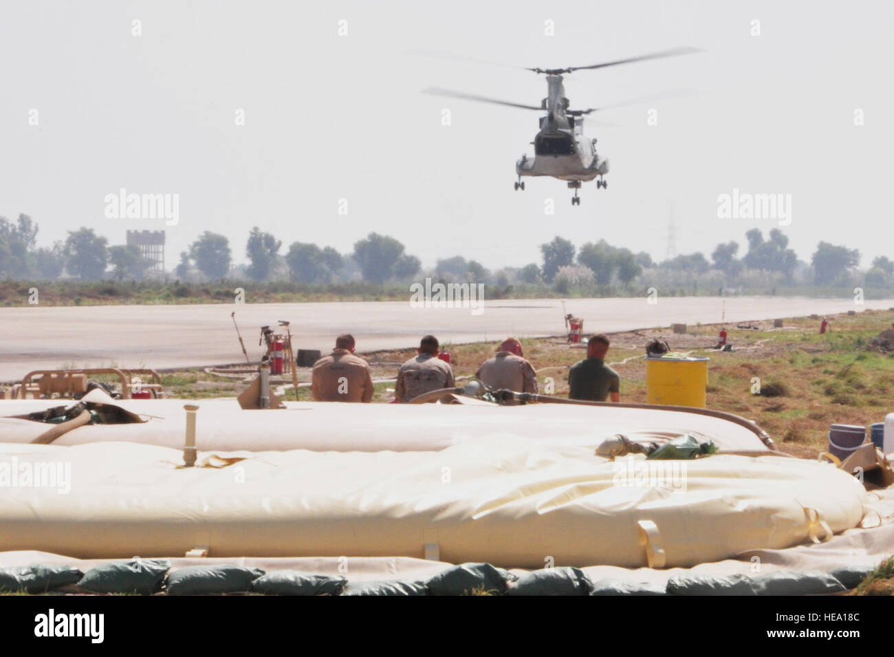 Fuelers avec l'inclinaison de l'Escadron 266 Marines Rotor renforcé (VMM-266-REIN), 26e Marine Expeditionary Unit regardez comme un CH-46 Sea Knight décolle après l'avitaillement 17 octobre sur l'aire à Pano Aqil cantonnement, le Pakistan. Depuis l'hélicoptère américain pour les opérations de secours ont commencé le 5 août, plus de 12 millions de livres de nourriture ont été transportés dans des régions isolées ont besoin d'aide après l'inondation d'environ 1/5 de la gauche sous l'eau du comté à sa hauteur. Contribuant à l'fuelers, assurant des hélicoptères ont alimenté et prêt pour le vol. Depuis leur arrivée le 4 octobre au 23 octobre, la 26e MEU fue Banque D'Images