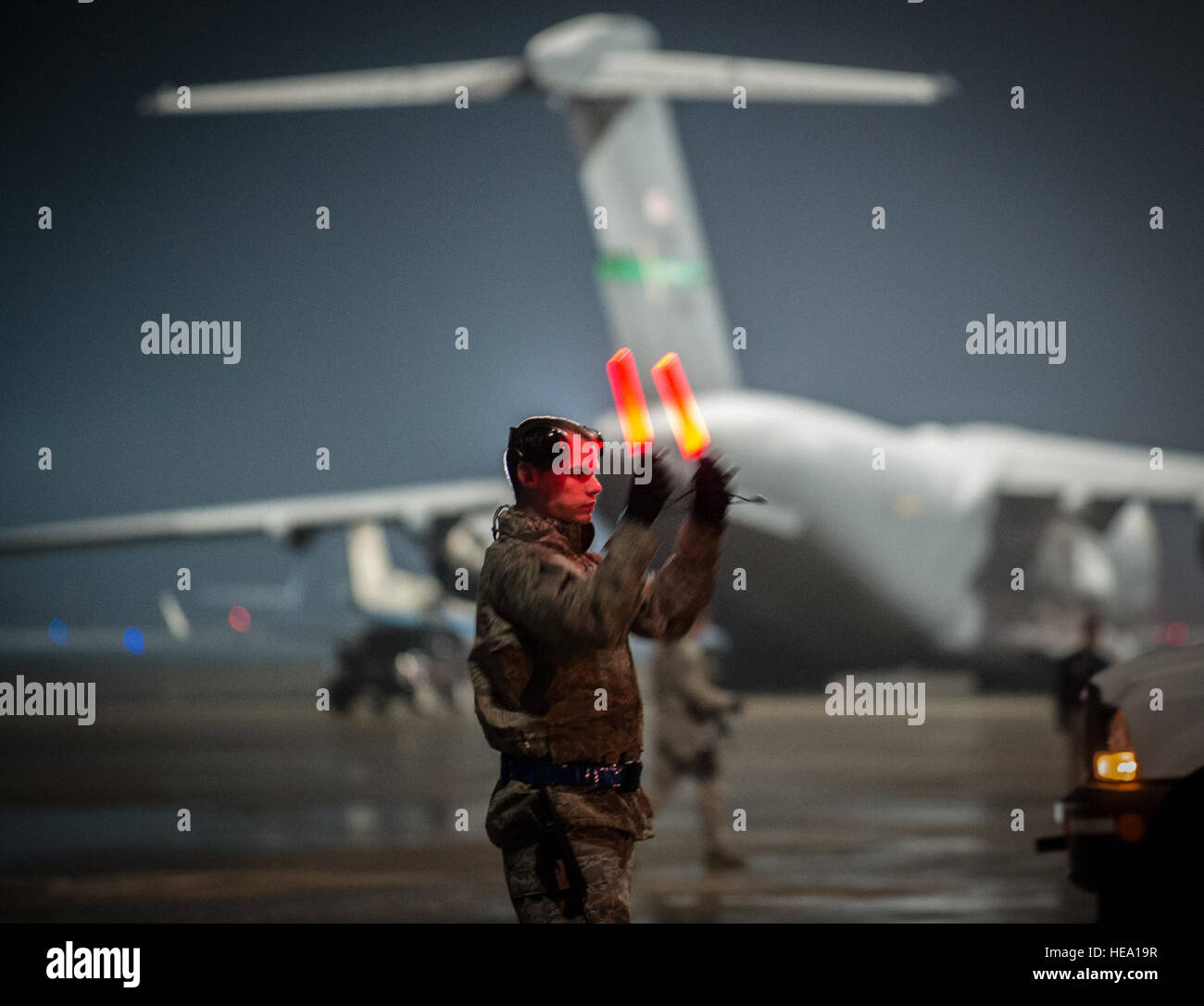 Un chef d'équipe affectée au 721e Escadron de maintenance des aéronefs d'un camion carburant maréchaux pour faire le plein de l'Air Force One, sur base aérienne de Ramstein, Allemagne, Janvier 27, 2015. Le 86e Escadron de préparation logistique aviateurs pompé sur 500 000 livres de carburant à l'avion dans un peu plus d'une heure qui est un temps record pour l'équipe des carburants. Airman Senior Nicole Sikorski) Banque D'Images