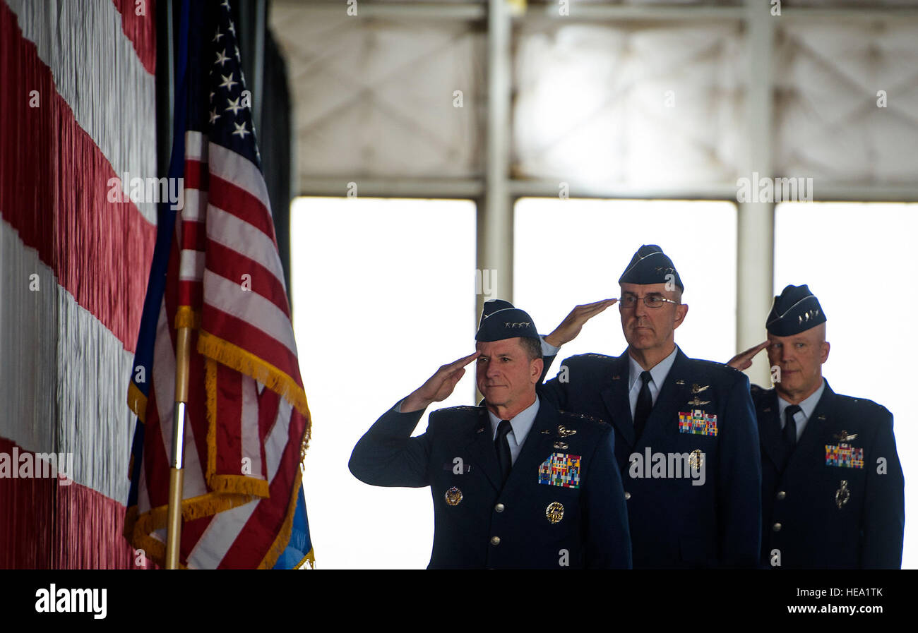 De l'air gauche, Chef de cabinet Le Général David L. Goldfein, le général John Hyten, commandant sortant de l'Air Force Space Command, et le Général John Raymond militaires durant l'hymne national, le 25 octobre 2016 à la base aérienne Peterson, au Colorado Raymond prend le commandement de l'AFSPC minutes plus tard. (U.S. Air Force Photo/Tech. Le Sgt. David Salanitri) Banque D'Images