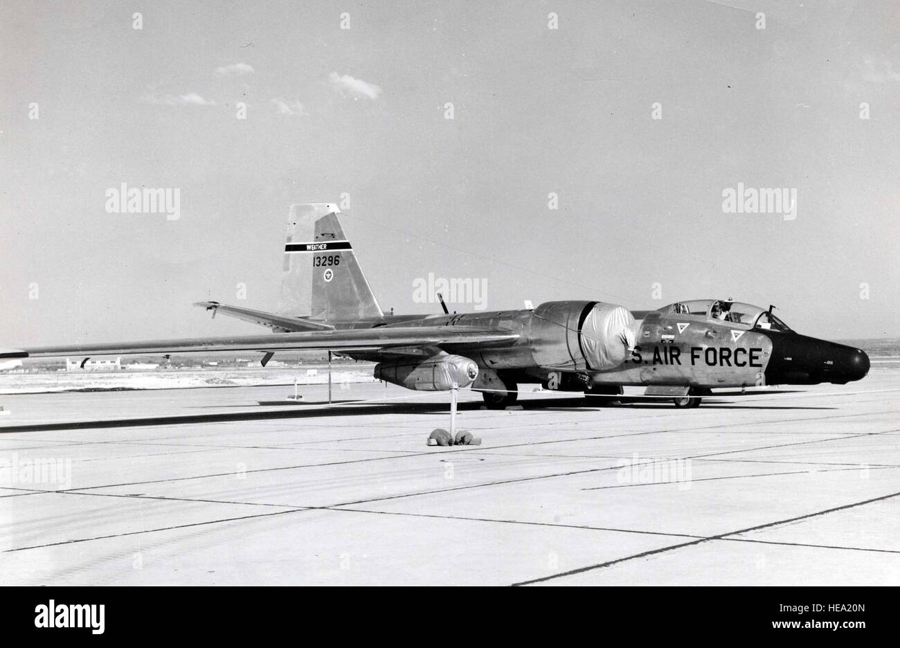 General Dynamics F-57RB 3/4 Canberra vue avant (S/N 63-13296) à l'origine, cet avion était un B-57B, S/N 53-3918, du 58e Escadron de reconnaissance Météo. Photo prise à Webb AFB, Texas le 8 mai 1965. (U.S. Photo de l'Armée de l'air) Banque D'Images