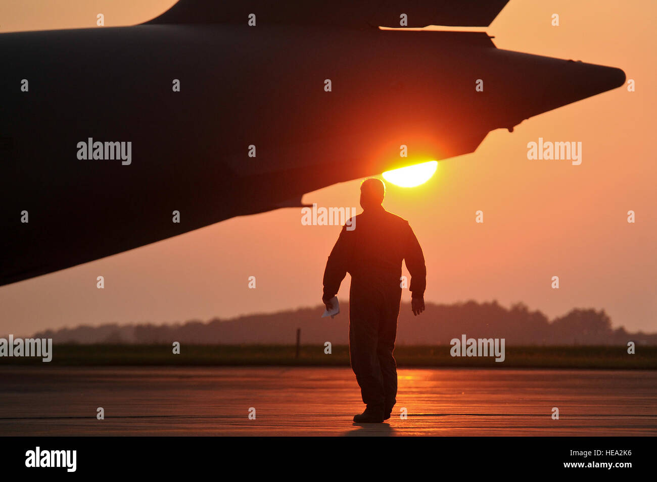 U.S. Air Force capitaine principal Sgt. Albert E. Lucas, de la Réserve aérienne centre de génération de force, Robins AFB, Ga., se félicite de l'arrivée d'un des passagers sur un C-17 Globemaster III de cargo à partir de la 452e Escadre de la mobilité aérienne, ARB Mars en Californie, à l'Aéroport International de Pittsburgh, la Réserve aérienne Township, en Pennsylvanie, le 19 juillet 2013. Le Sgt. Lucas participe à un conjoint annuel Global Medic-réserve la conception d'exercices de formation de terrain à reproduire toutes les facettes de la lutte contre l'évacuation aéromédicale technicien de théâtre. Le Sgt. Efren Lopez Banque D'Images