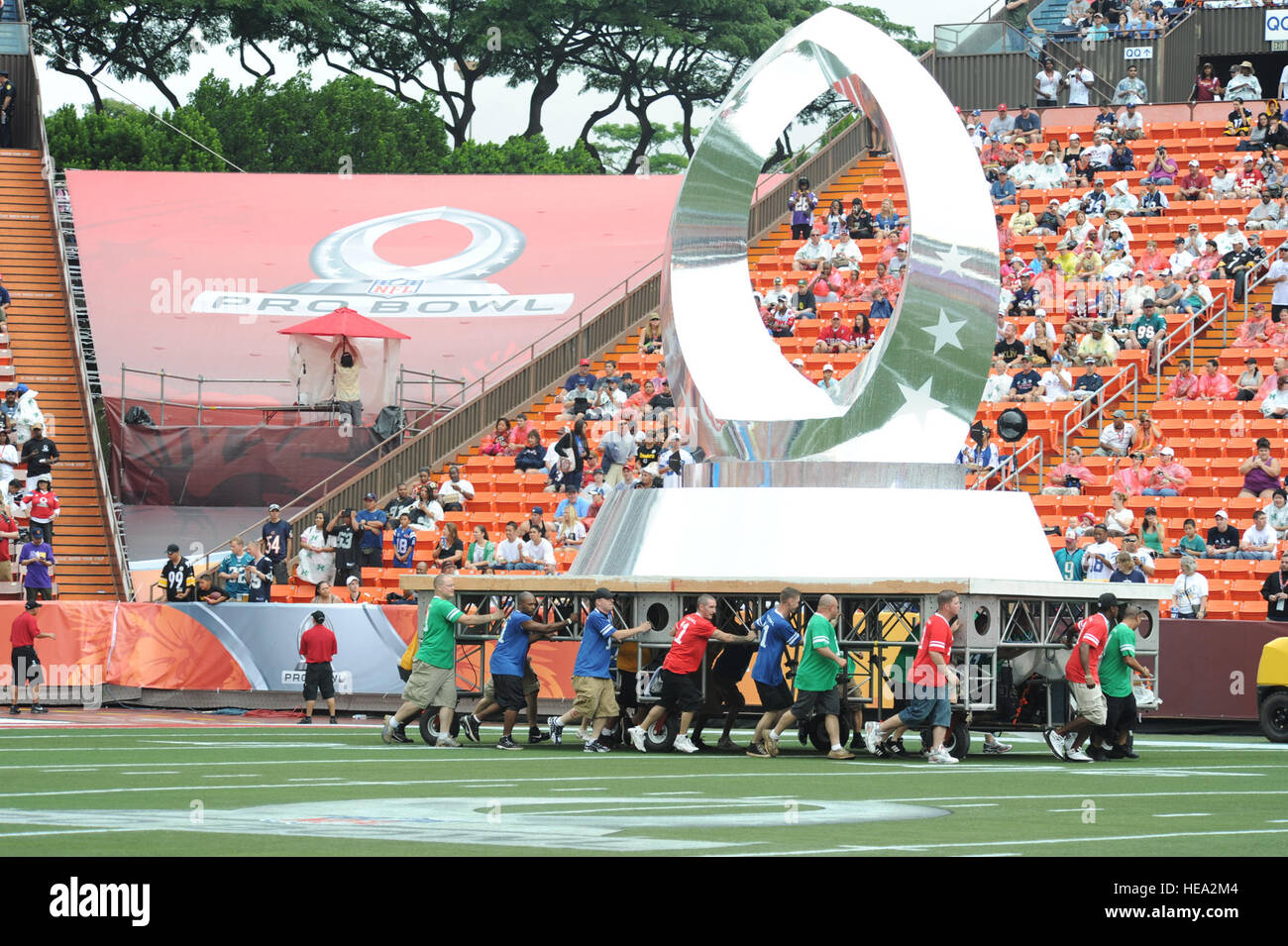 HONOLULU, Hawaii - des soldats américains habillés en tenue Pro Bowl pour préparer la voie à divers actes de divertissement au cours de la 2011 Pro Bowl à l'Aloha Stadium d'Honolulu, Hawaï le 30 janvier. C'est la 31e fois que l'événement a eu lieu à New York, où il a été détenu pendant 30 ans tout droit jusqu'à l'année dernière quand il a eu lieu à Miami, en Floride, dans un effort pour renouveler l'intérêt pour le jeu. Cette décision a été accueillie avec beaucoup de débats et de critiques par les fans et les joueurs et le jeu a été ramené à New York cette année. Hawaï est la maison à beaucoup de militaires américains et leurs familles et beaucoup de ces personnes ont été impliqués Banque D'Images