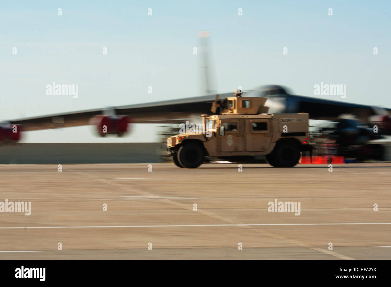 Humains de la 5e Escadron des Forces de sécurité conduire un Humvee sur le parking de masse au cours de l'effort global Thunder 15 sur Minot Air Force Base, N.D., le 21 octobre 2014. L'exercice offre des possibilités de formation pour les Commandements stratégiques de l'autre des zones de mission : la défense antimissile, renseignement, surveillance et reconnaissance ; et la lutte contre les armes de destruction massive. Airman Senior Bretagne Y. Bateman) Banque D'Images