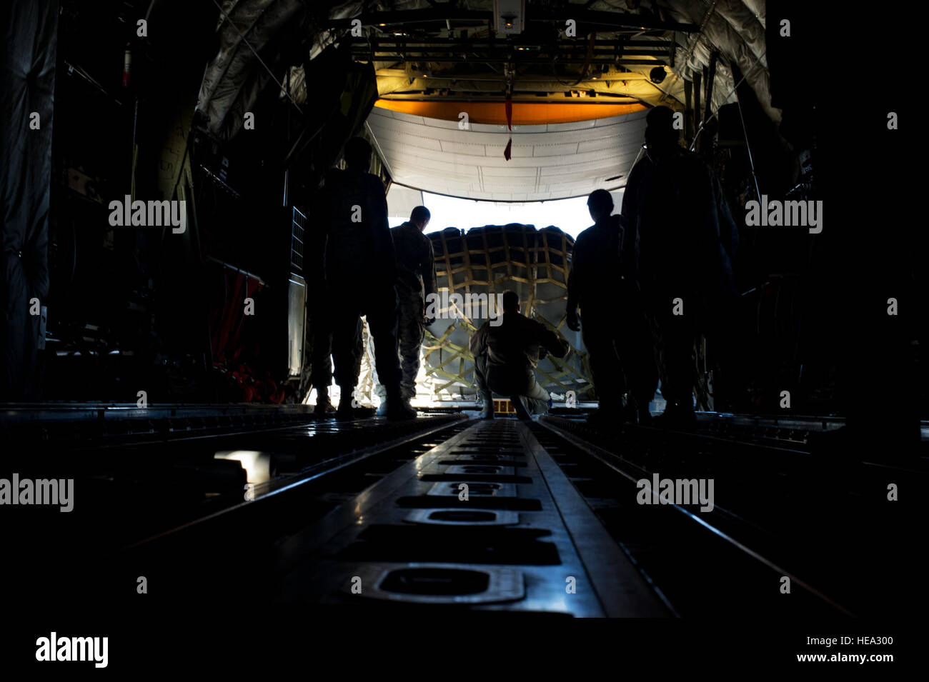 Aviateurs du 5ème escadron de préparation logistique du fret de charge sur un C-130 Hercules au cours de l'effort global Thunder sur Minot Air Force, N.D., le 24 octobre 2014. L'exercice offre des possibilités de formation pour les Commandements stratégiques de l'autre des zones de mission : la défense antimissile, renseignement, surveillance et reconnaissance ; et la lutte contre les armes de destruction massive. Airman Senior Bretagne Y. Bateman) Banque D'Images