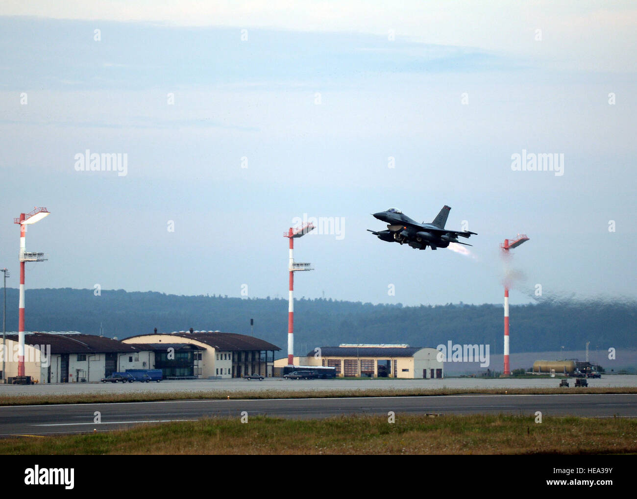 Un U.S. Air Force F-16 Fighting Falcon fighter pilote avion à partir de la 480e Escadron de chasse à la base aérienne de Spangdahlem, en Allemagne, lance le 8 août 2014, à l'appui d'un événement de formation avec l'Hellenic air force dans la baie de Souda, Grèce, 11-23 août. Banque D'Images