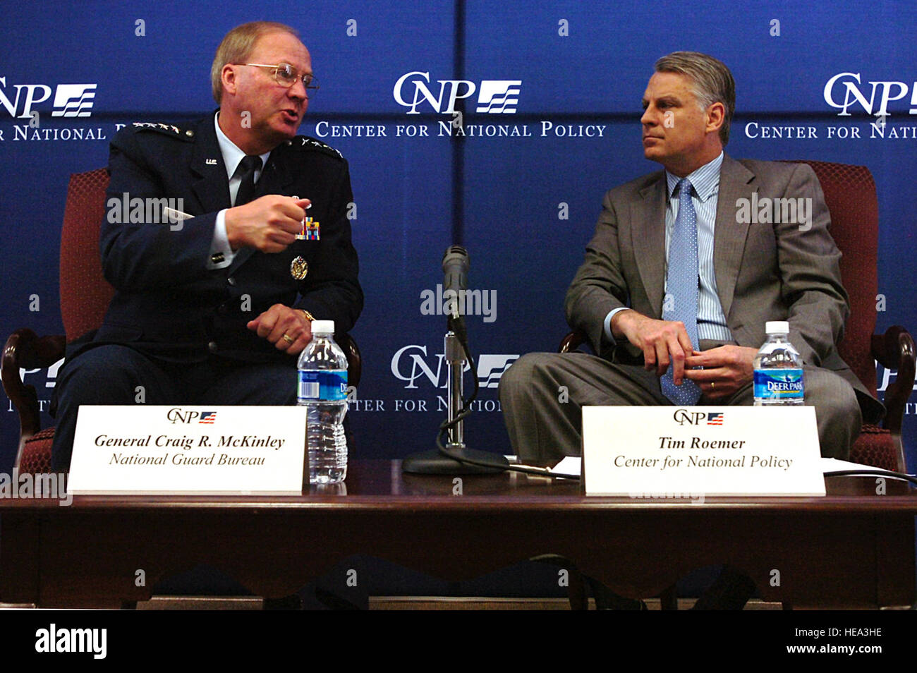 Le général Craig R. McKinley, chef de la Garde nationale, Bureau 1 juin parle avec Tim Roemer (droite) du Centre pour la politique nationale, non partisane, un "think tank" de la sécurité nationale sur les questions touchant l'échelle régionale, nationale et la sécurité intérieure, et l'avenir de nos forces armées. Banque D'Images