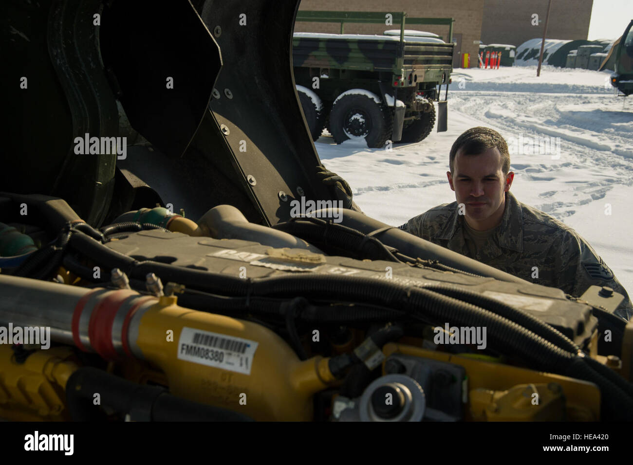 Le sergent-major de la Force aérienne. Phillip Lowery, un transport avec le technicien informatique 729e Escadron de l'air, effectue des vérifications d'entretien de véhicules supplémentaires sur un M923 camion de 5 tonnes en raison de la température froide de Hill Air Force Base, en Utah, le 16 janvier 2013. Après la tempête cell Gandolf versé dans la moitié ouest des États-Unis, les membres de HAFB avait à renforcer les procédures par temps froid comme celui d'assurer la fonctionnalité de l'équipement dans le temps zéro degré. Le s.. Renae Saylock/libérés) Banque D'Images