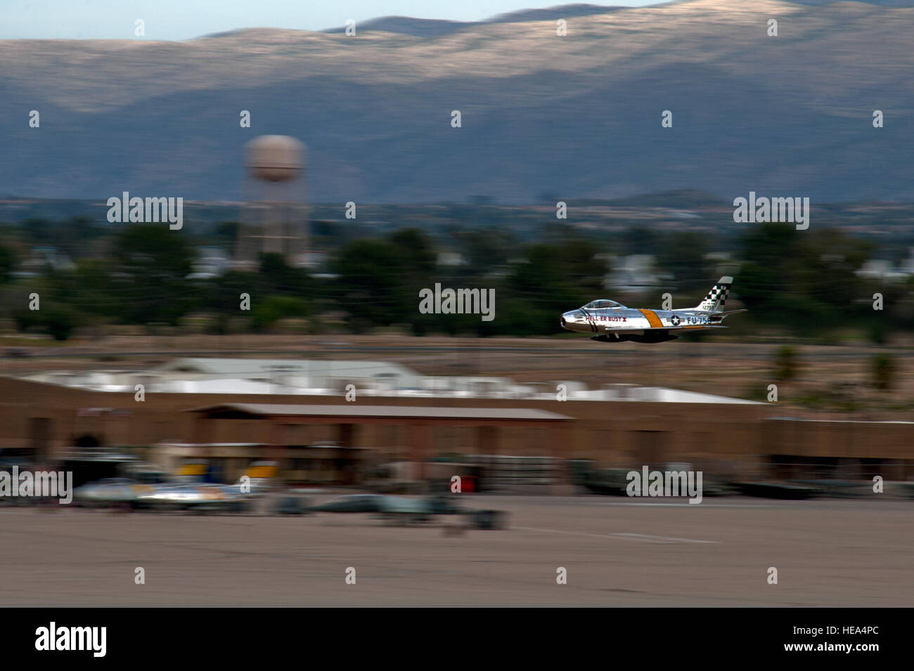 Un F-86 Sabre effectue un passage à grande vitesse au cours de l'Entraînement en vol et du patrimoine 2016 Certification Course à la base aérienne Davis-Monthan Air Force Base, en Arizona, le 5 mars 2016. Le premier modèle de production du F-86 a volé en 1948 et soutenu le Commandement aérien stratégique de 1949 à 1950. Drzazgowski Senior Airman Chris Banque D'Images