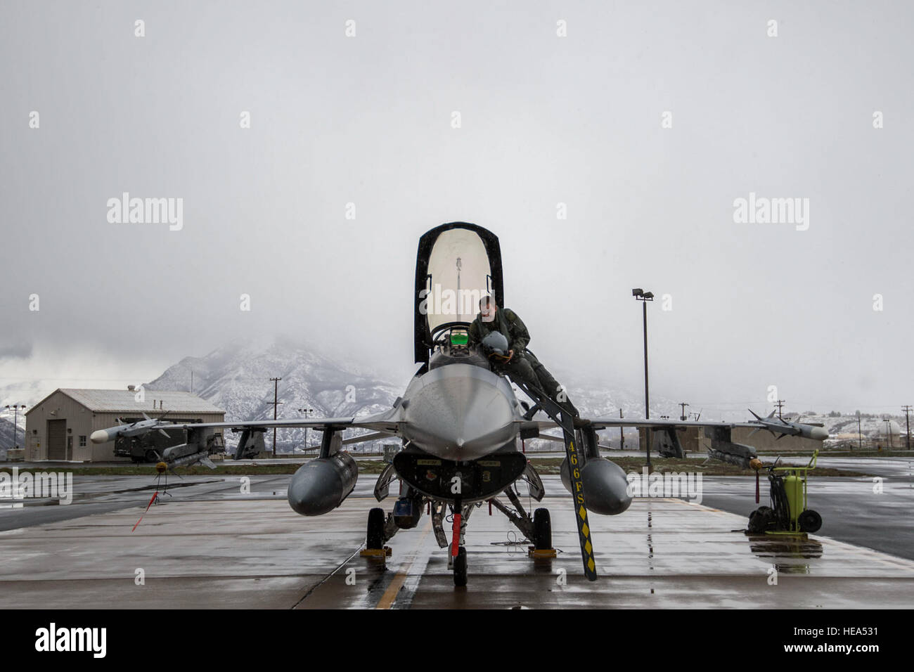 U.S. Air Force 1er Lieutenant Paul Baker, un pilote de chasse affecté au 4ème escadron de chasse, monte dans un F-16 Fighting Falcon de Hill Air Force Base, en Utah, le 27 mars 2014. En collaboration avec l'entretien normal et les aviateurs, affecté à la 388e Escadre de chasse, participer à l'opération Noble Eagle (ONE). L'une a été lancée après les attaques terroristes du 11 septembre 2001, et il a fourni des avions de chasse rapide prêt à répondre à d'éventuelles menaces. Exercices d'application des tactiques similaires sont menées pour garantir l'état de préparation et la protection de l'espace aérien américain. Airman Taylor Reine Banque D'Images