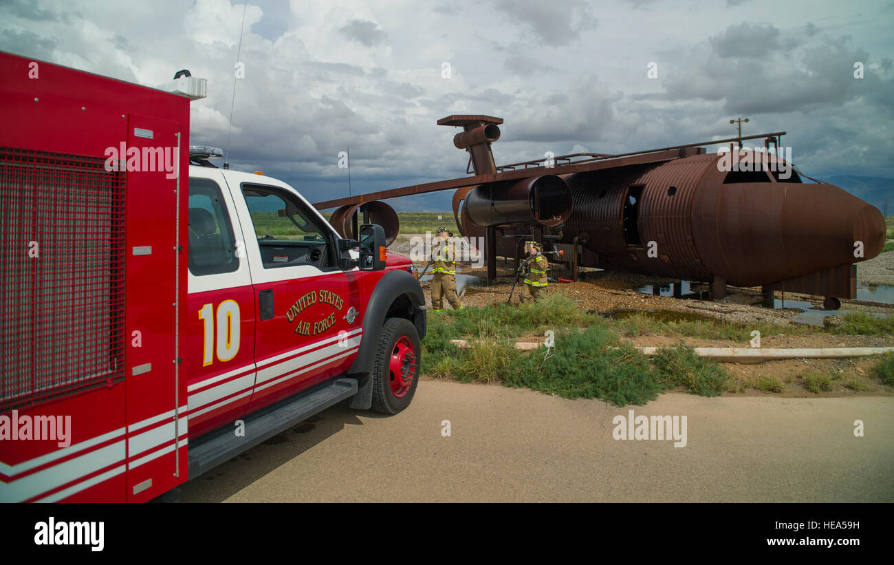 Le s.. Phillip Daniels et Senior Airman Mark Dunford, 49e Escadron de Génie Civil Vol Protection incendie Les pompiers, reset après l'extinction d'un incendie du moteur numéro trois simulés au cours d'une démonstration des capacités de la P-34 véhicule d'intervention rapide à la base aérienne de Holloman, N.M., 21 septembre. Le RVI est trois fois plus rentable que l'incendie conventionnel véhicules. La combinaison de l'eau et lutte contre les rejets de mousse à 1 350 livres par pouce carré et augmente la longueur de temps que le RVI peut rester sur scène sans avoir à être réapprovisionnée. Même si le RI Banque D'Images